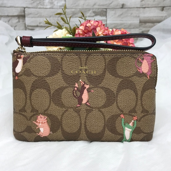 Coach Handbags - 👜‼️SALE‼️🌺 CORNER ZIP WRISTLET